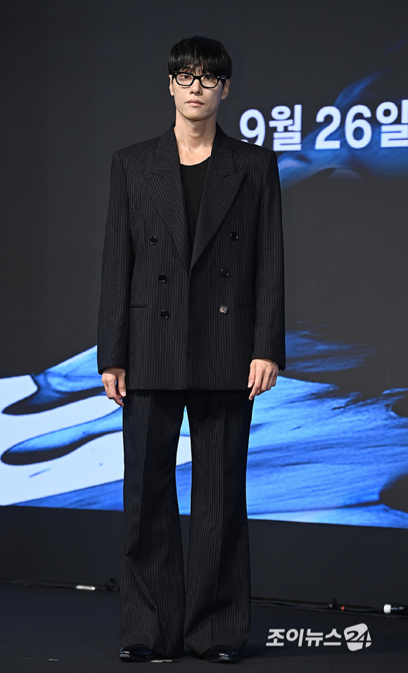 배우 김동원이 23일 서울 논현동 엘리에나 호텔에서 진행된 디즈니+ 오리지널 시리즈 '탁류' 제작발표회에서 포토타임을 갖고 있다. [사진=곽영래 기자]