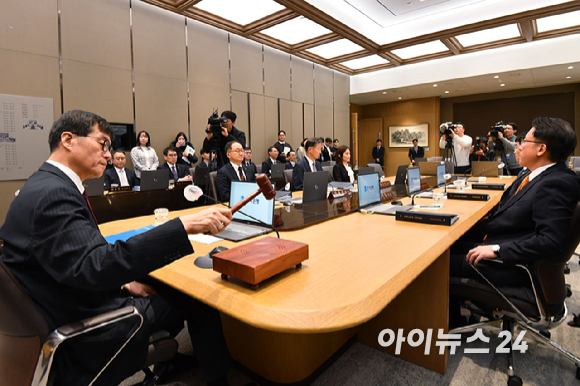 이창용 한국은행 총재가 28일 오전 서울 중구 한국은행에서 열린 금융통화위원회에서 의사봉을 두드리고 있다. [사진=사진공동취재단]