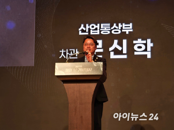 장인화 포스코 회장이 9일 서울 롯데호텔 월드에서 진행된 제27회 철의날 기념행사에서 발언하고 있다. [사진=최란 기자]