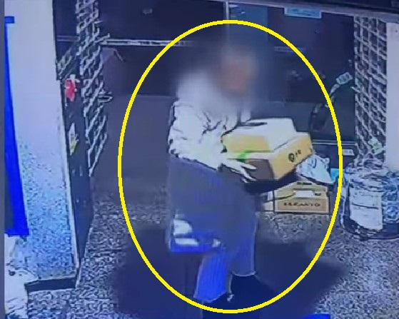 아파트 한 입주민이 다른 사람의 택배를 가져가는 장면이 CCTV에 찍혔다. [사진=JTBC 사건반장 캡쳐]