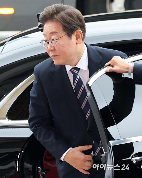 이재명 대통령이 26일 서울 여의도 국회에서 열린 추가경정예산안 시정연설을 위해 본관으로 들어서고 있다. [사진=국회사진기자단]