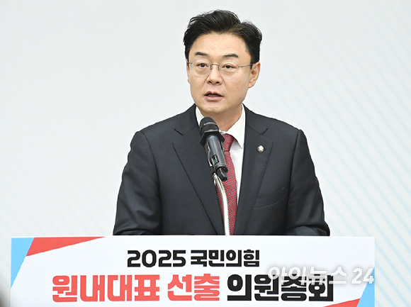 국민의힘 원내대표 선거에 출마한 김성원 후보가 16일 서울 여의도 국회에서 열린 원내대표 선출 선거 의원총회에서 정견발표하고 있다. [사진=곽영래 기자]