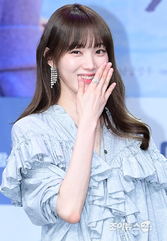 배우 이성경이 19일 오후 서울 마포구 상암동 MBC 골든마우스홀에서 열린 MBC 새 금토드라마 '찬란한 너의 계절에' 제작발표회에 참석하고 있다. [사진=정소희 기자]