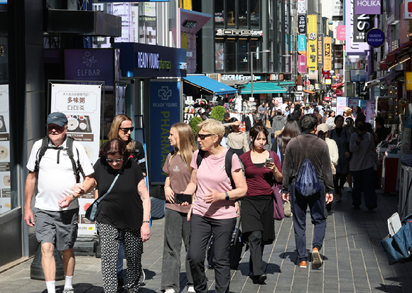 6일 서울 중구 명동 거리에서 외국인 관광객들이 쇼핑을 즐기고 있다. [사진=연합뉴스]