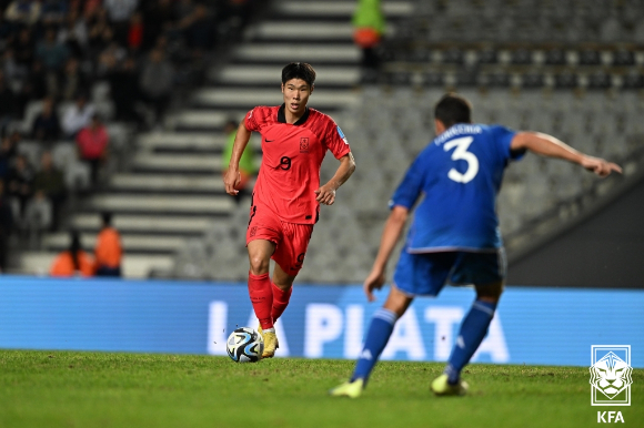 돌파를 시도하는 이영준. [사진=대한축구협회(KFA)]