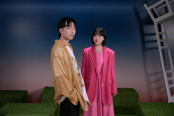 AKMU(악뮤)가 26일 오후 컬래버레이션 앨범 'NEXT EPISODE' 발매 기념 기자간담회를 열고 새 앨범을 소개했다. [사진=YG엔터테인먼트 ]