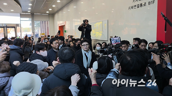 통일교&middot;공천헌금 '쌍특검'을 요구하며 8일째 단식을 진행 중인 장동혁 국민의힘 대표가 22일 서울 여의도 국회에서 단식을 중단하고 병원으로 이송되고 있다. [사진=곽영래 기자]