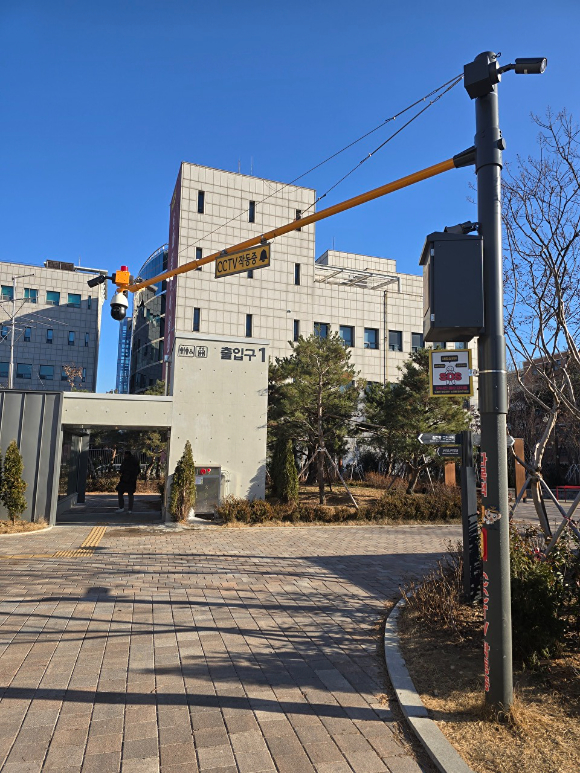 서울 송파구 삼전동 다목적 운동장에 설치된 '음성인식 비상벨'의 모습. [사진=송파구]