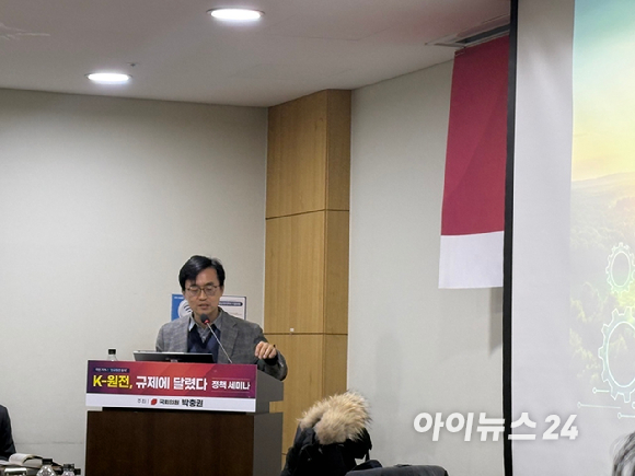 11일 서울 영등포구 국회의원회관에서 개최된 'K-원전 규제에 달렸다' 정책 세미나에서 국민의힘 박충권 의원(왼쪽에서 다섯 번째), 임종득 의원(왼쪽에서 일곱 번째) 및 관계자들이 기념촬영을 하고 있다. [사진=박충권 의원실 ]