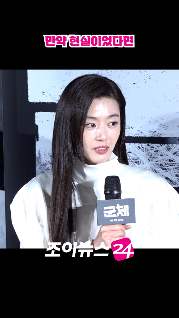 배우 전지현이 지난 6일 서울 용산구 CGV 용산아이파크몰점에서 열린 영화 '군체'(감독 연상호) 제작보고회에 참석해 소감을 말하고 있다. [사진=문수지 기자]