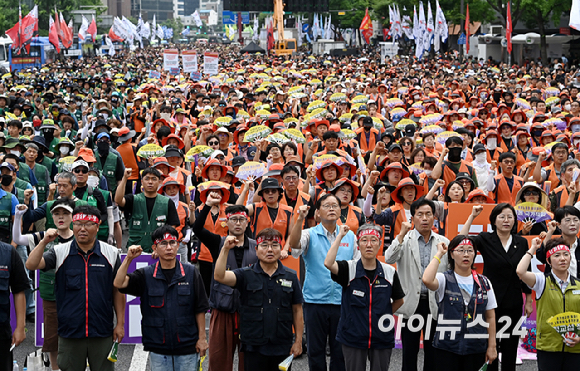 민주노총 조합원들이 15일 서울 종로구 동화면세점 앞에서 열린 '원청교섭 원년, 초기업교섭 돌파! 모든 노동자의 노동기본권 쟁취! 민주노총 7&middot;15 총파업대회'에서 구호를 외치고 있다.이번 총파업은 지난 3월 시행된 이른바 '노란봉투법'(개정 노동조합법)에 따라 원청의 사용자 책임을 인정하고 하청 노동자와 직접 교섭에 나설 것을 요구하기 위해 마련됐다. [사진=곽영래 기자]