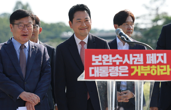 국민의힘 장동혁 대표와 정점식 원내대표가 3일 청와대 사랑채 앞에서 열린 현장 최고위원회의에 참석해 있다. 2026.8.3 [사진=연합뉴스]