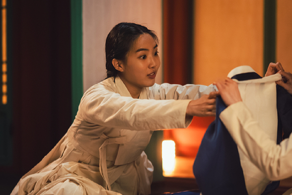 '폭군의 셰프'에 출연한 배우 윤서아가 인터뷰에 앞서 사진촬영을 하고 있다. [사진=9아토엔터테인먼트]