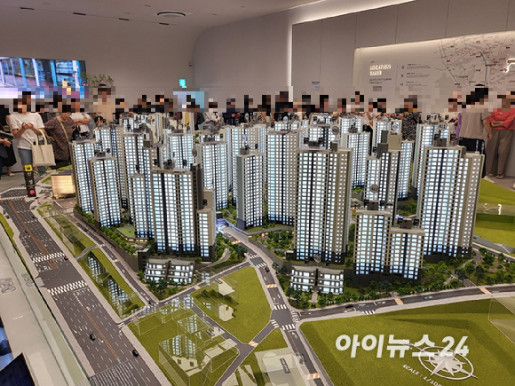 경기 광명시 철산동 '철산역 자이' 견본주택 방문객들이 단지 모형도를 보고 있다. [사진=이수현 기자]