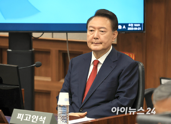 윤석열 전 대통령이 21일 서울 서초동 서울중앙지법에서 열린 내란 우두머리 혐의 형사재판 2번째 공판에 출석하고 있다. [사진=사진공동취재단]