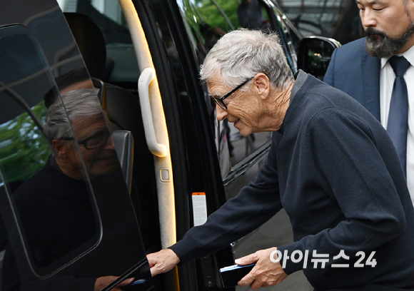 마이크로소프트(MS) 창업자인 빌 게이츠 '빌 앤 멜린다 게이츠 재단' 공동이사장이 20일 오후 서울김포비즈니스항공센터(SGBAC)를 통해 입국하고 있다. [사진=곽영래 기자]