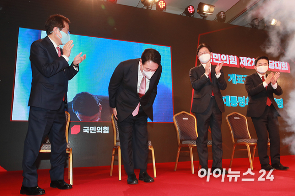 윤석열 국민의힘 대선후보가 5일 서울 용산구 효창동 백범김구기념관에서 열린 제2차 전당대회에서 개표결과 발표 후 축하를 받고 있다. [사진=국회사진취재단]