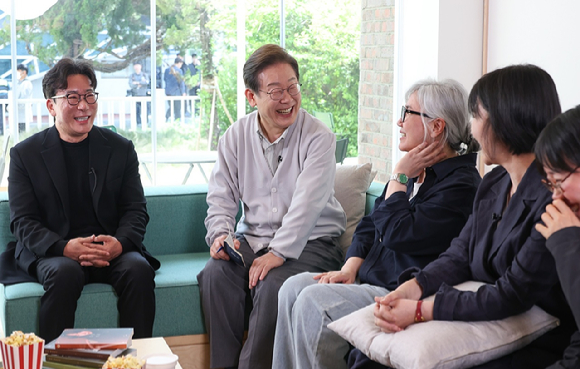 더불어민주당 이재명 대선 후보가 전북 전주시 완산구의 한 카페에서 열린 K-콘텐츠 산업 진흥 간담회에서 참석자들과 대화하고 있다. 2025.5.7 [사진=연합뉴스]