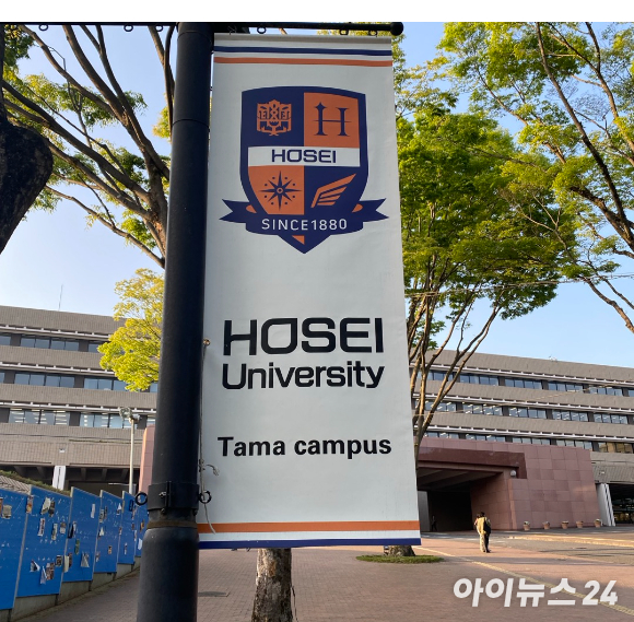 일본 대학에 재학 중인 20대 한국인 여성이 교실에서 망치를 휘둘러 8명이 다친 가운데, 현지 언론이 이 여성의 얼굴과 이름 등 신상정보를 공개했다. [사진=FNN 캡처]