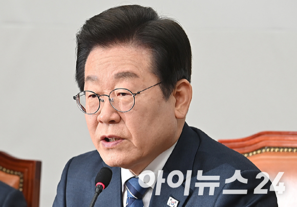 이준석 개혁신당 의원이 이재명 더불어민주당 대표의 공직선거법 위반 항소심 결과에 따라 윤석열 대통령 탄핵에 대한 헌법재판소의 선고도 달라질 수 있다는 예측이 나온다고 전했다. [사진=유튜브 @이준석]