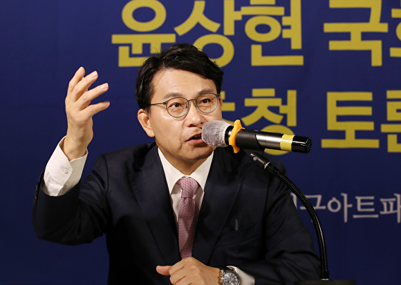 윤상현 의원이 3일 아시아포럼 21 초청토론회에서 기자들이 질의에 답하고 있다. [사진=아시아포럼 21]
