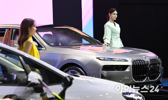 14일 부산 해운대구 벡스코에서 진행된 2022 부산국제모터쇼(BIMOS 2022)에서 BMW i7이 공개되고 있다. [사진=김성진 기자]