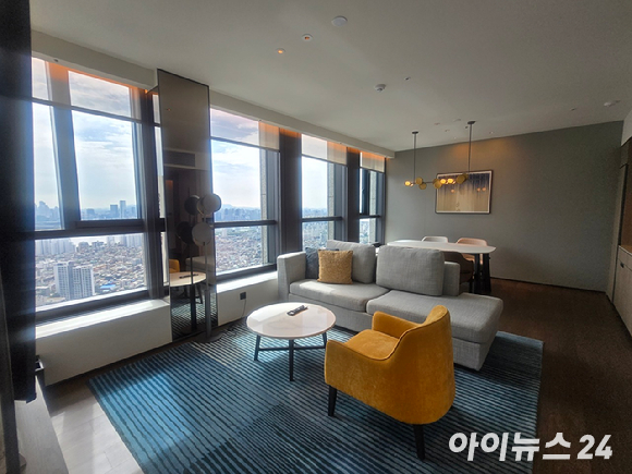 풀만 앰배서더 서울 이스트폴 프리미엄 디럭스룸 전경. [사진=박은경 기자]