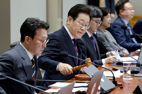 이재명 대통령이 5일 서울 용산 대통령실 청사에서 열린 국무회의에서 의사봉을 두드리며 개회 선언을 하고 있다. 2025.7.5 [사진=연합뉴스]