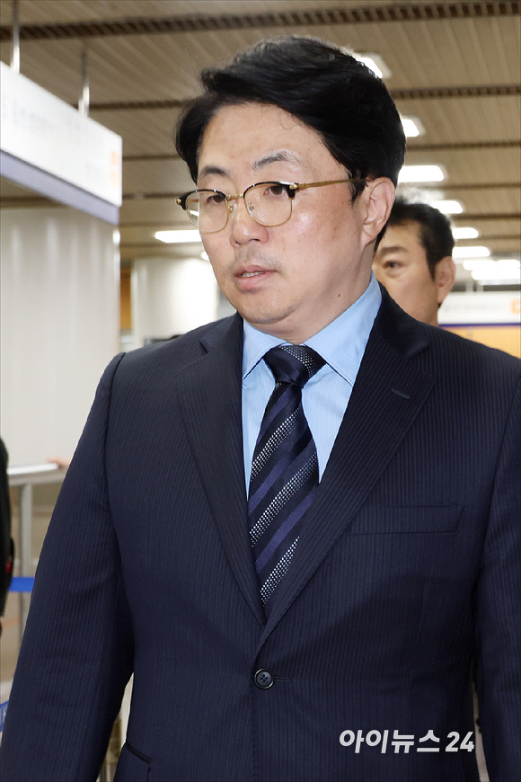 '김건희 집사'로 알려진 김예성 씨가 29일 오후 서울 서초구 서울고등법원에서 열린 횡령 등 혐의 항소심 선고 공판에 출석하고 있다. [사진=곽영래 기자]