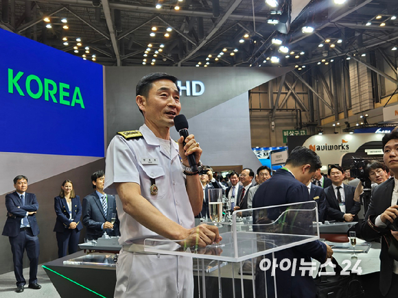 정기선 HD현대 수석부회장이 28일 부산 벡스코에서 진행된 '국제해양방위산업전(MADEX) 2025'에 참석해 발언하고 있다. [사진=최란 기자]