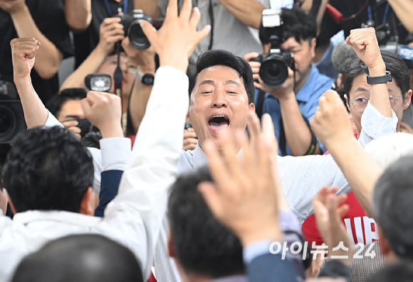 국민의힘 오세훈 서울시장 후보가 제9회 전국동시지방선거일 다음날인 4일 서울 종로구 대왕빌딩에 마련된 선거사무소에서 입장을 밝힌 뒤 기뻐하고 있다. [사진=곽영래 기자]