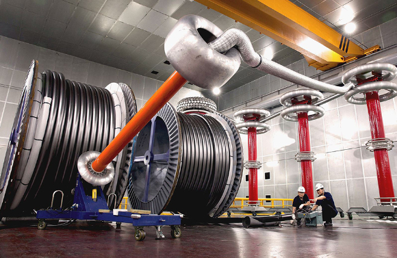 HVDC 에너지 고속도로 국산화 추진현황 점검회에서 참석자들이 기념사진을 찍고 있다. (앞줄 왼쪽 다섯번째 부터) 우태희 효성중공업 대표, 김형근 한국전력공사 처장, 김성칠 전기산업진흥회 부회장, 박영삼 한국해상그리드산업협회 부회장 [사진=효성중공업]