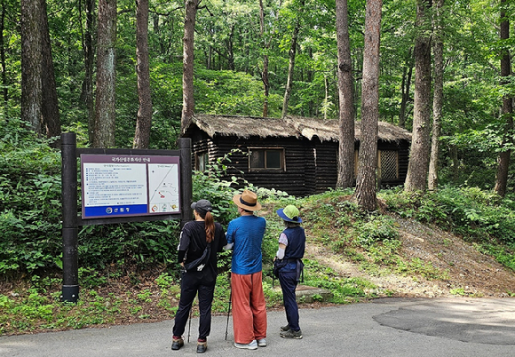 국립청옥산자연휴양림 이용객이 무림당에 대한 안내를 보고 있다. [사진=국립자연휴양림관리소]
