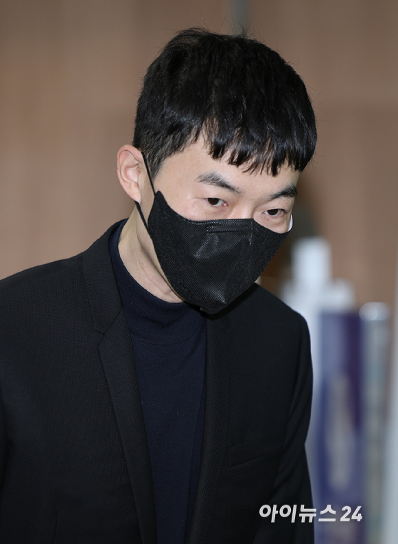 수능 모의고사 문항 거래 혐의를 받는 강사 현우진이 24일 서울 서초구 서울중앙지방법원에서 열리는 공판에 출석하고 있다. [사진=사진공동취재단]