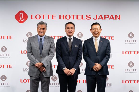 2일 일본 도쿄 신주쿠에서 열린 롯데호텔앤리조트-롯데홀딩스 합작법인(JV) 설립 기념식에서 (좌측부터)다마쓰카 롯데홀딩스 대표, 후쿠이 롯데호텔스 재팬 대표, 정호석 롯데호텔앤리조트 대표이사가 기념촬영을 하고 있다. [사진=롯데호텔앤리조트]