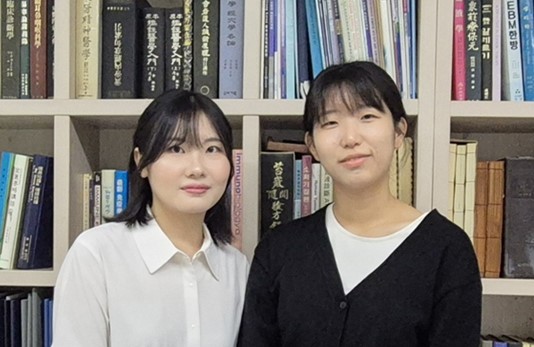 대전대 한의대 본과 4학년 학생연구팀 김민경(좌측), 유영서(우측) [사진=대전대한방병원]