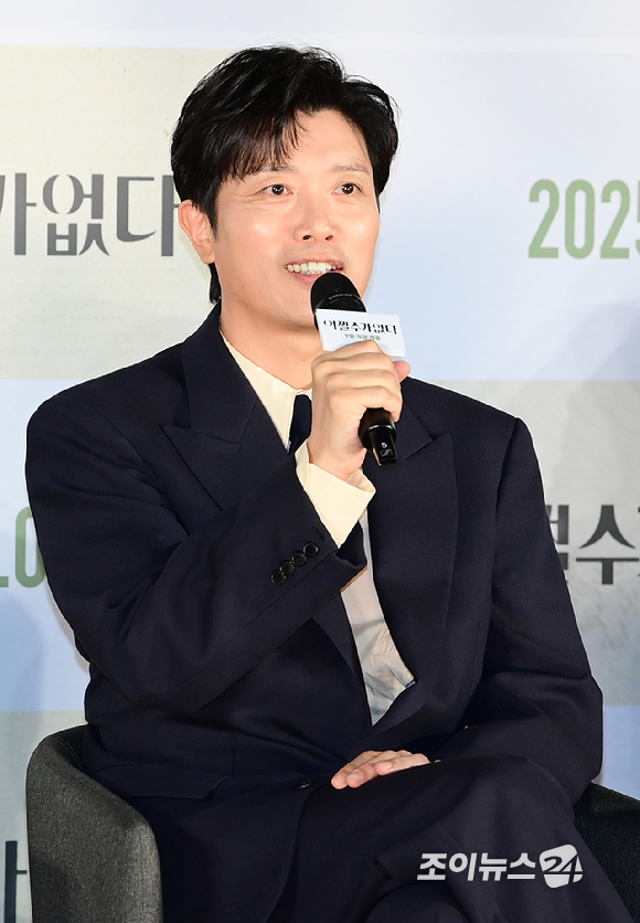 배우 이병헌과 손예진이 19일 오전 서울 용산구 CGV아이파크몰점에서 열린 영화 '어쩔수가없다'(감독 박찬욱) 제작보고회에 참석하고 있다. [사진=정소희 기자]