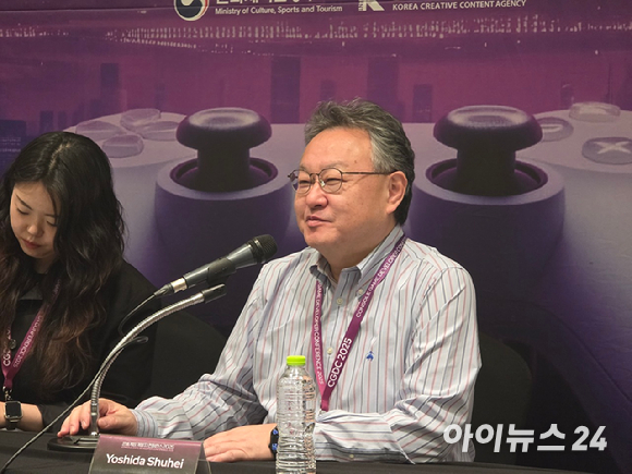 요시다 슈헤이 전(前) 소니 인터랙티브 엔터테인먼트 대표가 6일 경기 성남시에 위치한 더블트리 바이 힐튼 서울판교에서 열린 '2025 콘솔게임 개발자 컨퍼런스'에서 기조강연 후 언론 인터뷰를 진행하고 있다. [사진=박정민 기자]