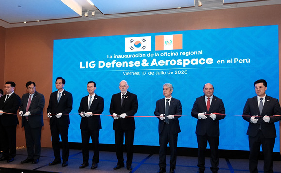 페루 중남미 대표사무소 개소식에서 신익현 LIG D&A 대표이사(왼쪽 네번째)를 비롯한 참가자들이 테이프 커팅을 하고 있다. [사진=LIG D&A]