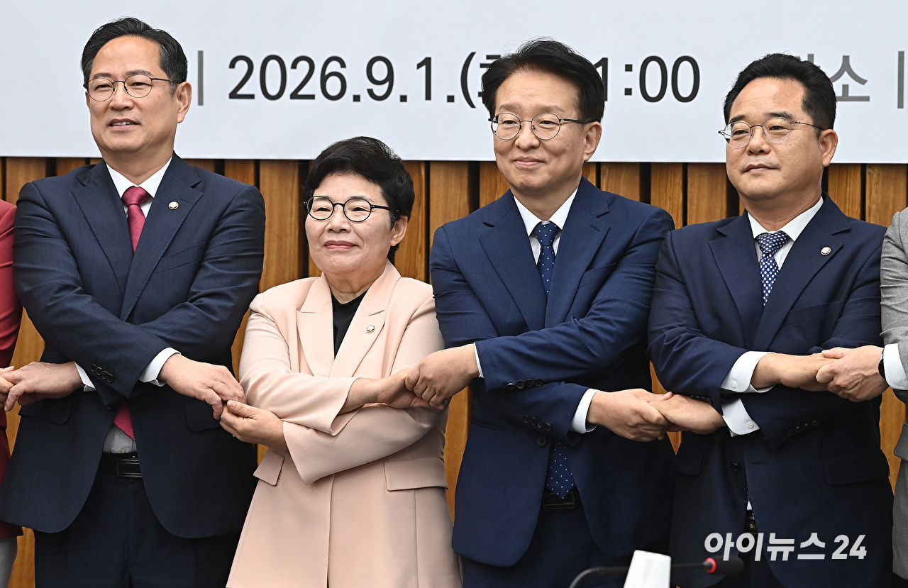 더불어민주당 권칠승 정책위의장과 국민의힘 임이자 정책위의장 등 참석자들이 1일 서울 여의도 국회에서 열린 더불어민주당&ndash;국민의힘 정책위원회 연석회의에서 기념촬영을 하고 있다. [사진=곽영래 기자]