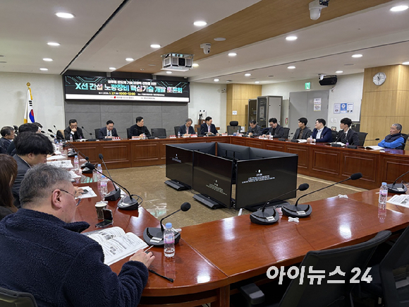 27일 오전 서울 여의도 국회 의원회관에서 글로벌 반도체 기술 경쟁력 강화를 위한 X선 간섭 노광장비 핵심기술 개발 토론회가 열렸다. [사진=권서아 기자]