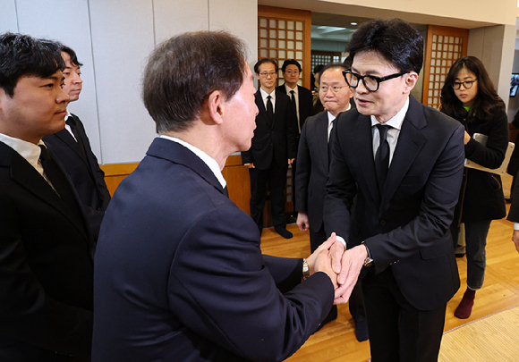 한동훈 국민의힘 비상대책위원장과 윤재옥 원내대표가 8일 오전 서울 종로구 서울대학교병원 장례식장에 마련된 고 김영삼 전 대통령 부인 손명순 여사 빈소를 찾아 조문 한 뒤 차남인 김현철 김영삼민주센터 상임이사와 인사를 하고 있다. 있다. (공동취재) 2024.03.08. [사진=뉴시스]