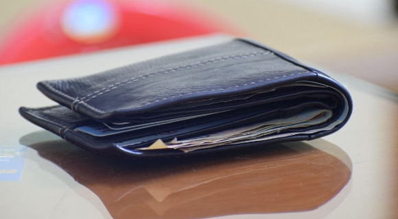 거리에서 주운 지갑을 주인에게 돌려주는 과정에서 지갑 속 현금 2000원을 가져간 50대 요양보호사가 벌금형을 선고받았다. 본 기사와 무관한 이미지. [사진=픽사베이@pprasantasahooo]