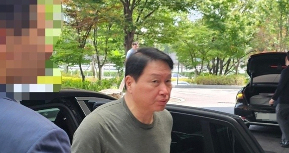 최태원 SK그룹 회장이 오는 25일(현지시간) 미국 워싱턴DC에서 열리는 한미 정상회담 경제사절단에 동행하기 위해 24일 강서구 서울김포비즈니스항공센터(SGBAC)를 통해 출국하고 있다. [사진=연합뉴스]