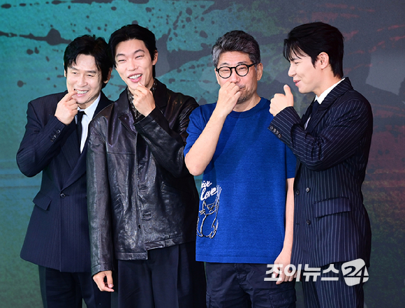 배우 설경구-류준열-김홍선 감독-배우 이규형이 20일 오전 서울 마포구 호텔 나루 서울 엠갤러리에서 열린 넷플릭스 시리즈 '들쥐' 제작발표회에 참석하고 있다. [사진=정소희 기자]