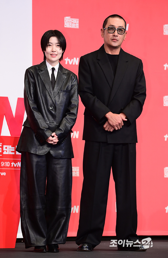 배우 심은경과 하정우가 9일 오후 서울 구로구 신도림동 더링크서울 트리뷰트포트폴리오 호텔에서 열린 tvN 새 토일드라마 '대한민국에서 건물주 되는 법' 제작발표회에서 참석하고 있다. [사진=정소희 기자]