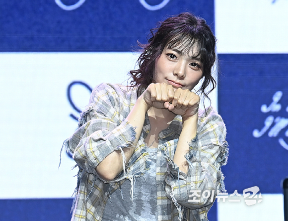 걸밴드 QWER(큐더블유이알) 시연이 9일 오후 서울 서대문구 예스24 원더로크홀에서 열린 미니 3집 발매 기념 미디어 쇼케이스에서 포토타임을 갖고 있다. [사진=곽영래 기자]