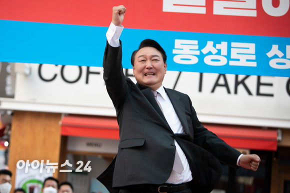 윤석열 대통령 당선인이 12일 오후 대구 동성로를 방문 환영나온 시민들에게 어퍼컷 세레머니를 날리고 있다. [사진=인수위사진기자단]