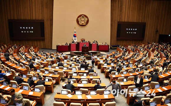 여야 의원들이 1일 오후 서울 여의도 국회 본회의에서 '전국민 25만원 지원법'(민생회복지원금 특별조치법)을 반대하는 필리버스터(무제한 토론)가 진행되자 회의장을 나서고 있다. [사진=곽영래 기자]