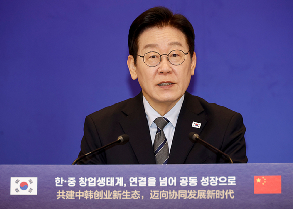이재명 대통령이 7일 중국 상하이 국제회의중심에서 열린 한&middot;중 벤처스타트업 서밋에서 발언하고 있다. 2026.1.7 [사진=연합뉴스]